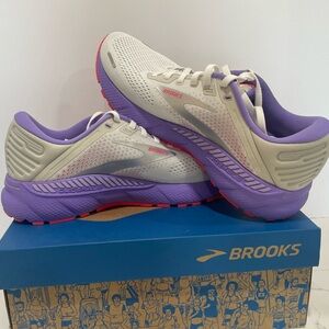 NIB Brooks Women’s White Purple Pink Adrenaline GTS 22 Running Shoes; Size 9.5